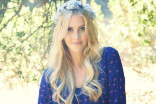 Биография Клэр Холт